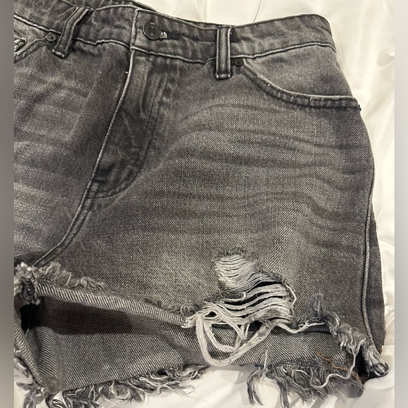 KanCan- Charcoal High Rise Frayed Hem Denim Shorts SZ 5/26 - Picture 3 of 5